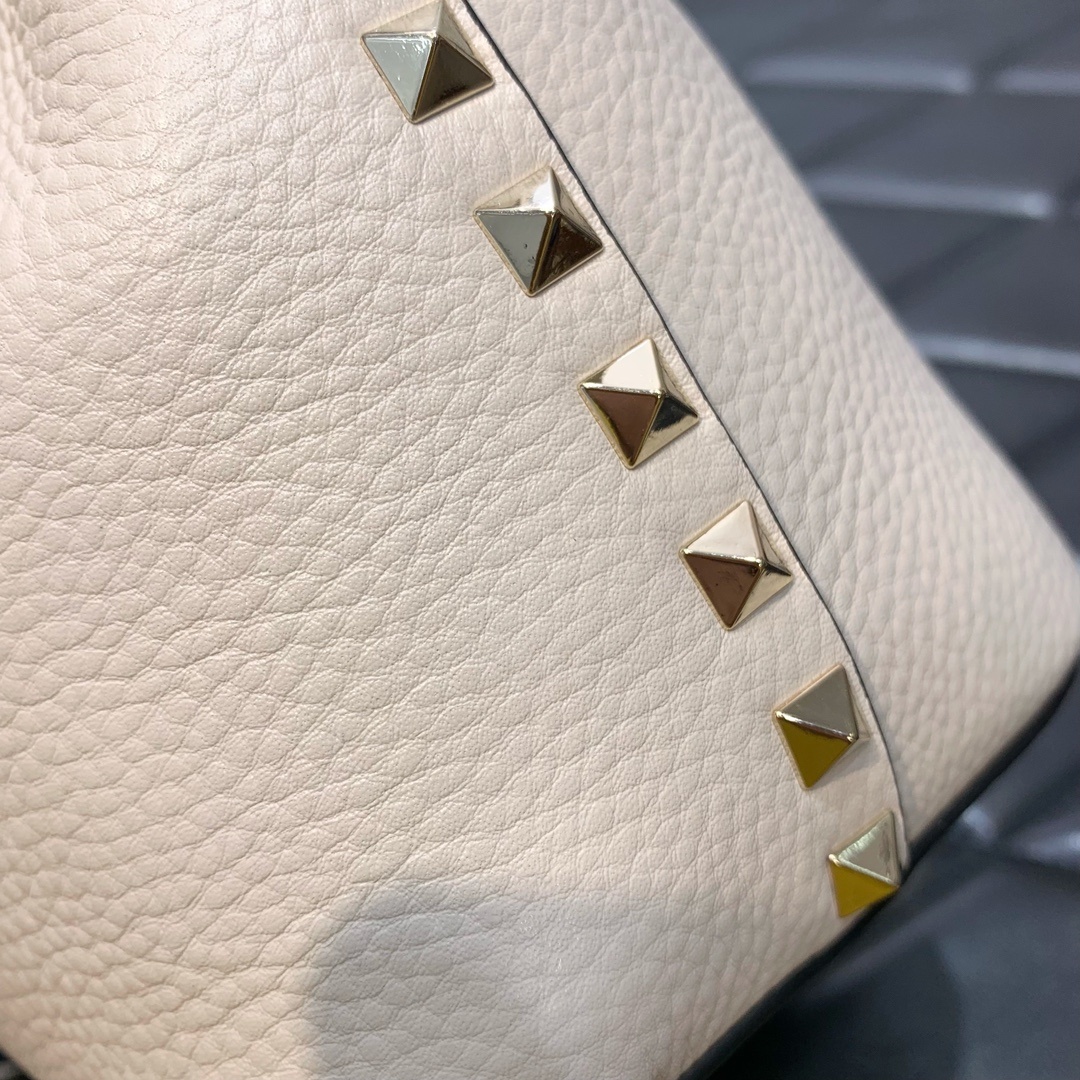 Valentino Garavani Rockstud Bucket Bag in Ivory Grainy Calfskin